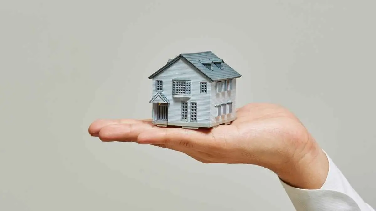 Rumah kecil bukan berarti harus terasa sesak. Kadang masalahnya justru ada pada cara kita menata furnitur dan barang. Dari sofa terlalu besar sampai kebiasaan memenuhi setiap sudut, ternyata ada banyak kesalahan kecil yang bisa membuat rumah terasa makin sempit. (ilustrasi)