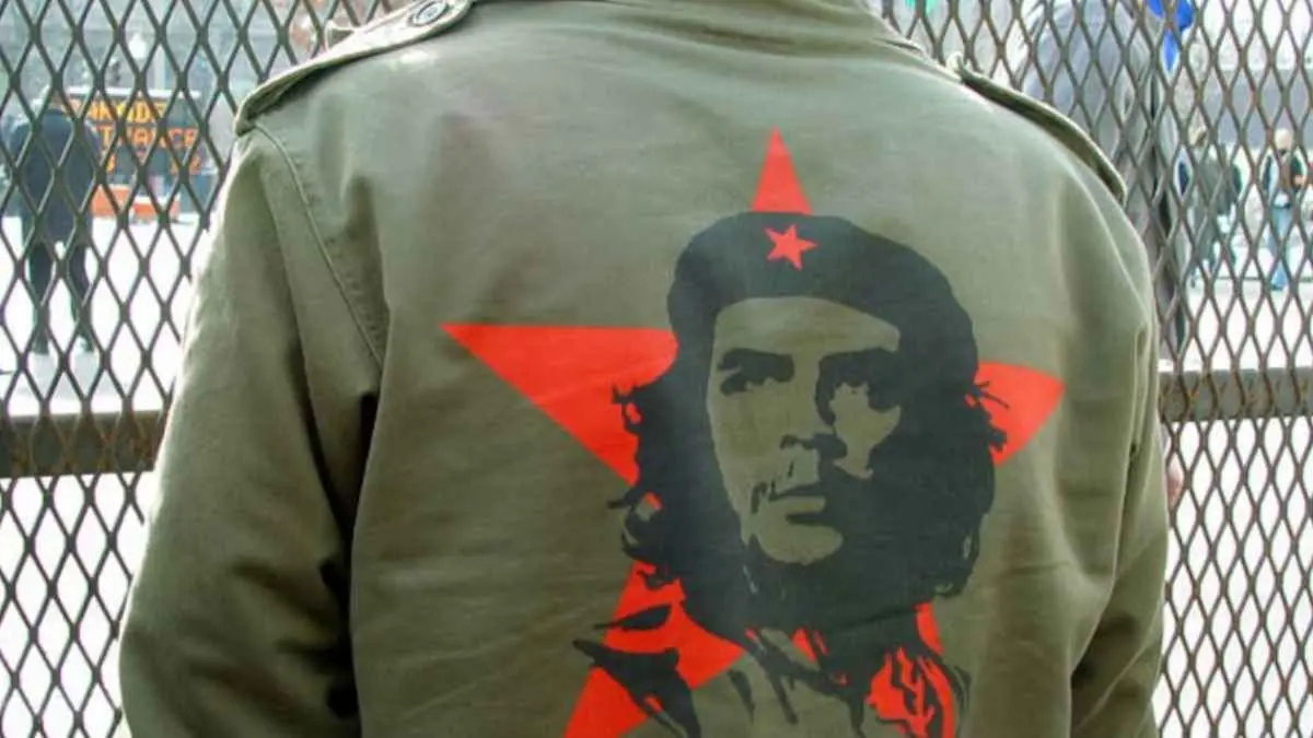 Wajah Che Guevara ada di mana-mana, tetapi kisah hidupnya jauh lebih kompleks daripada sekadar gambar di kaus. Dari seorang dokter asal Argentina, ia berubah menjadi gerilyawan, pejabat revolusi Kuba, hingga tokoh kontroversial yang terus diperdebatkan. (lalibre.be)