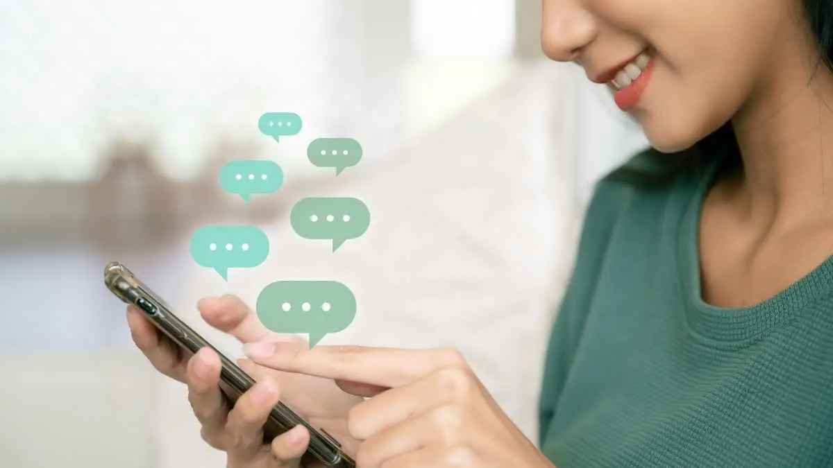 Ada yang kalau lihat telepon masuk langsung berharap, “Chat saja, dong”? . Bagi sebagian Gen Z, chat terasa lebih nyaman karena bisa dibalas saat sudah siap. (ilustrasi)