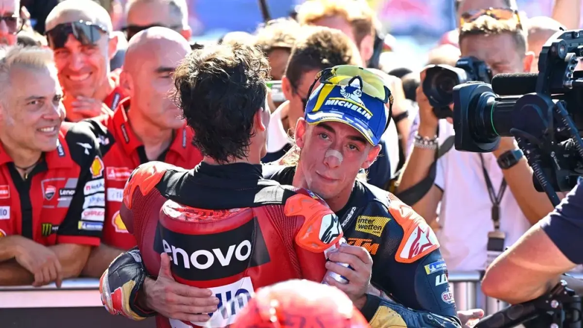 Pedro Acosta dari Red Bull KTM Factory Racing dan Marc Márquez dari Ducati Team saat berada di lintasan. (Gold and Goose Photography/Getty Images)
