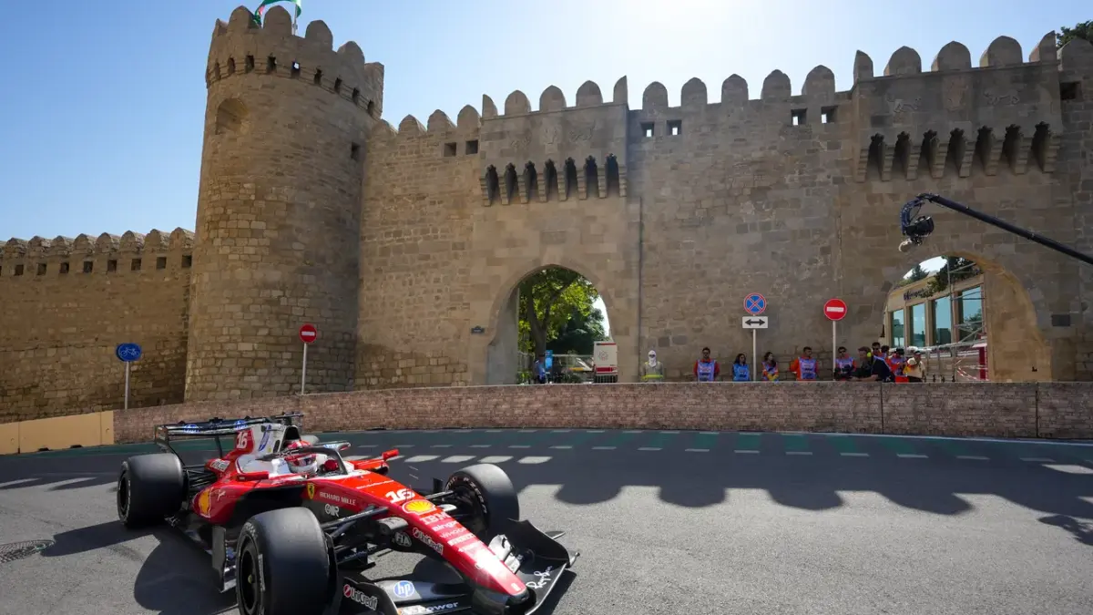 Charles Leclerc membawa Ferrari bersaing di barisan depan pada latihan bebas pertama GP Azerbaijan 2026. Pembalap asal Monako itu menempati posisi ketiga dengan selisih hanya 0,004 detik dari Max Verstappen yang berada di urutan kedua. (Peter Kiss / WHYOUT images)