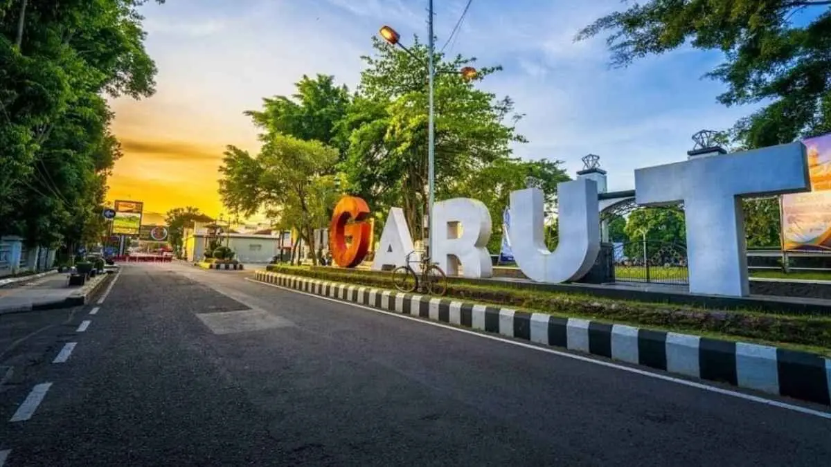 Liburan ke Garut jangan cuma bawa foto! Ada delapan oleh-oleh khas yang bisa dibawa pulang, mulai dari dodol, Chocodot, dorokdok, burayot hingga ladu. (marmaracakes.com)