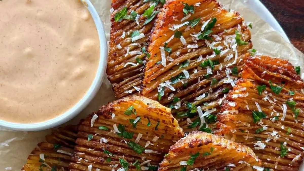 Punya kentang di rumah? Jangan cuma digoreng biasa. Coba bikin Accordion Potato dengan pola unik seperti accordion. Bahannya simpel, tapi hasilnya bikin camilan jadi lebih menarik. (aflavorfulbite.com)