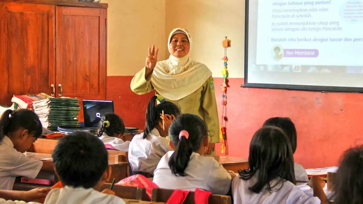 Guru bukan hanya mengajarkan apa yang ada di buku. Cara berbicara, bersikap, dan menghadapi masalah juga bisa menjadi pelajaran bagi siswa. (hoshizora.org)