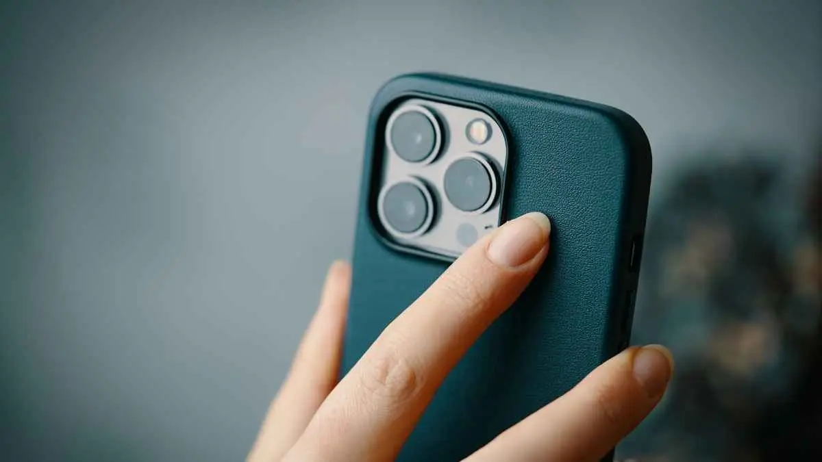Mau jual iPhone bekas? Jangan cuma hapus foto dan aplikasi. Pastikan akun Apple, data pribadi, Find My, eSIM hingga Apple Pay sudah aman sebelum perangkat berpindah tangan. (ilustrasi)