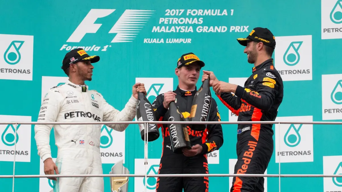 Max Verstappen merayakan kemenangan pada Grand Prix Malaysia 2017 di Sepang, yang menjadi balapan Formula 1 terakhir di sirkuit tersebut sebelum kembali masuk kalender pada 2026. (formula1.com)