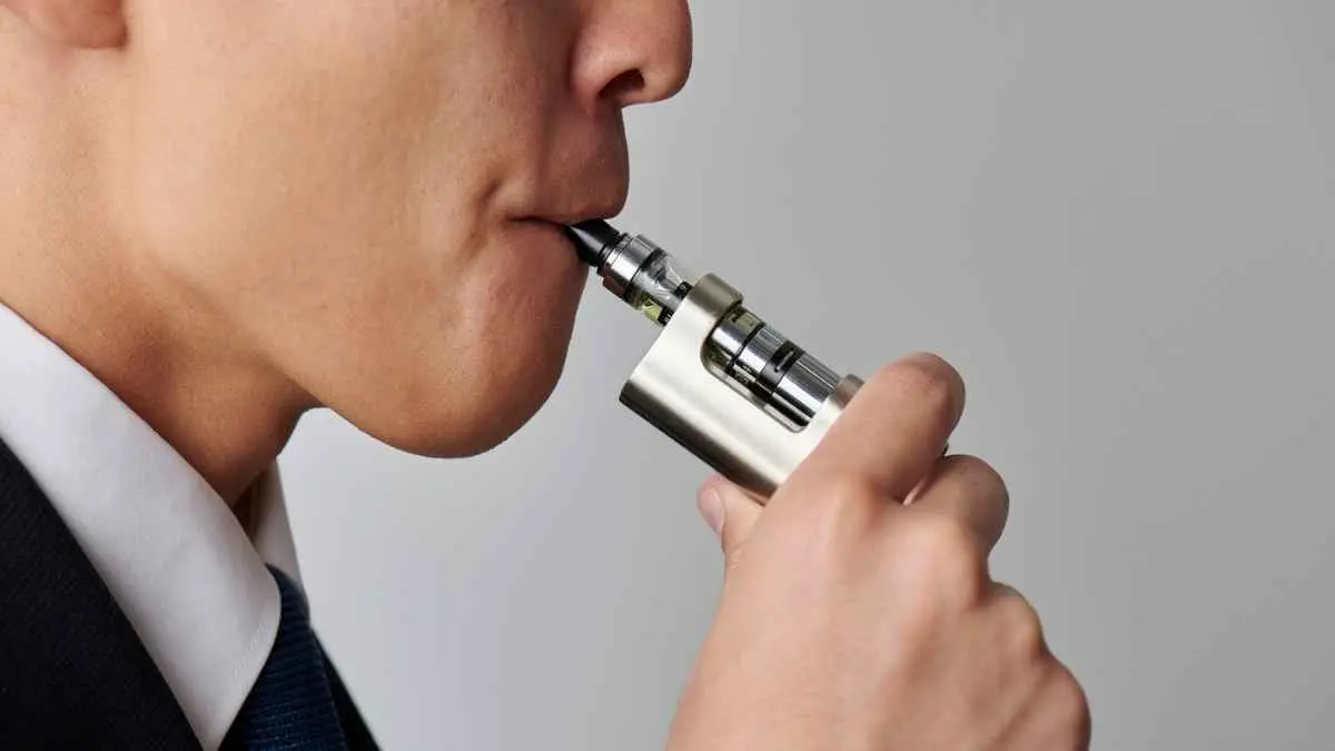Vape sering dianggap lebih aman daripada rokok konvensional. Tapi benarkah demikian? Sejumlah penelitian terbaru justru menemukan berbagai risiko kesehatan yang perlu diperhatikan, mulai dari gangguan pernapasan hingga sistem kardiovaskular. (ilustrasi)