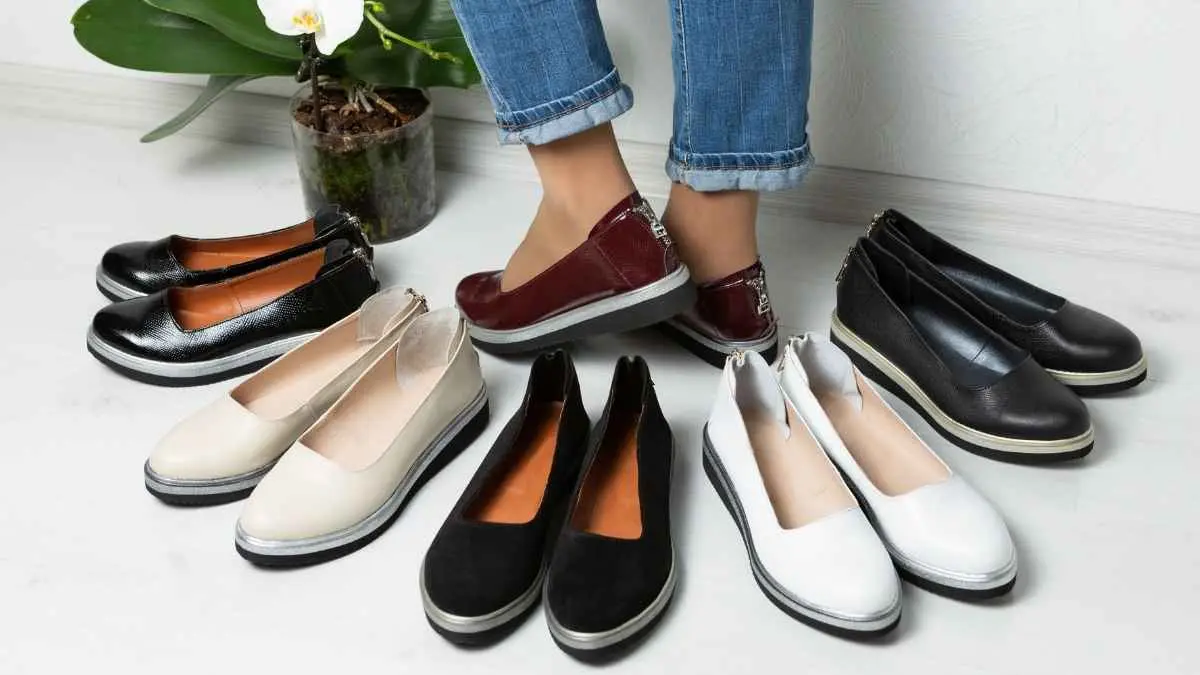 Punya kaki lebar tapi sering kesulitan cari flatshoes yang nyaman? Jangan cuma lihat ukuran panjangnya. Bentuk toe box, material, sol, dan ruang untuk jari juga penting. Square toe, round toe, loafers sampai Mary Jane bisa jadi pilihan selama konstruksinya sesuai dengan bentuk kaki. (ilustrasi)