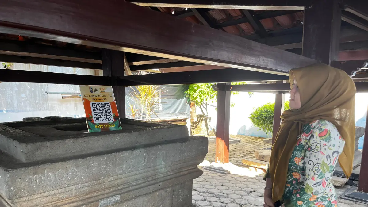 Staf Museum Kambang Putih menjukkan Watu Tiban.