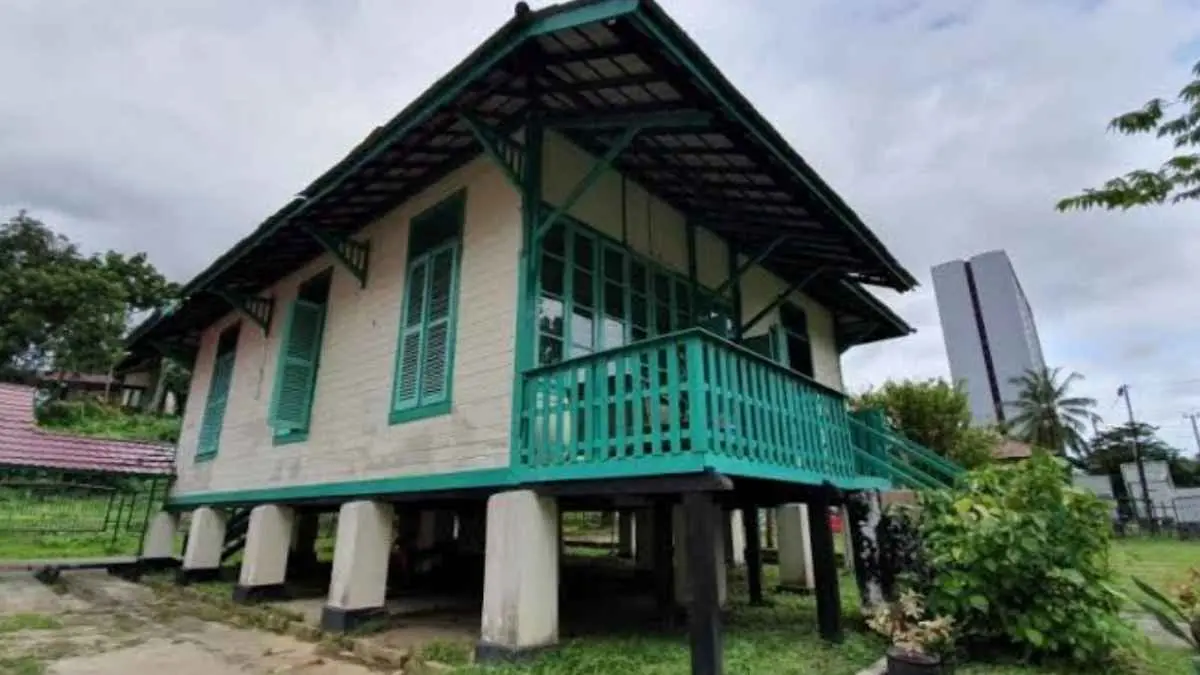 Di tengah modernnya Kota Balikpapan, masih berdiri rumah panggung berusia lebih dari satu abad. Rumah Dahor bukan sekadar bangunan tua, tetapi saksi perjalanan industri minyak, masa kolonial, hingga perkembangan Balikpapan sebagai Kota Minyak. (osc.medcom.id)