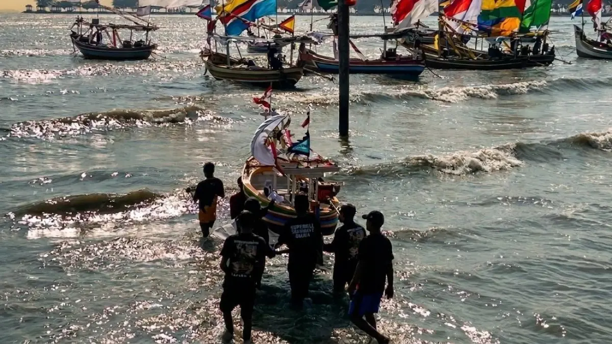 Prosesi larung sesaji tradi Sedekah Laut di Kelurahan Sidomulyo Tuban