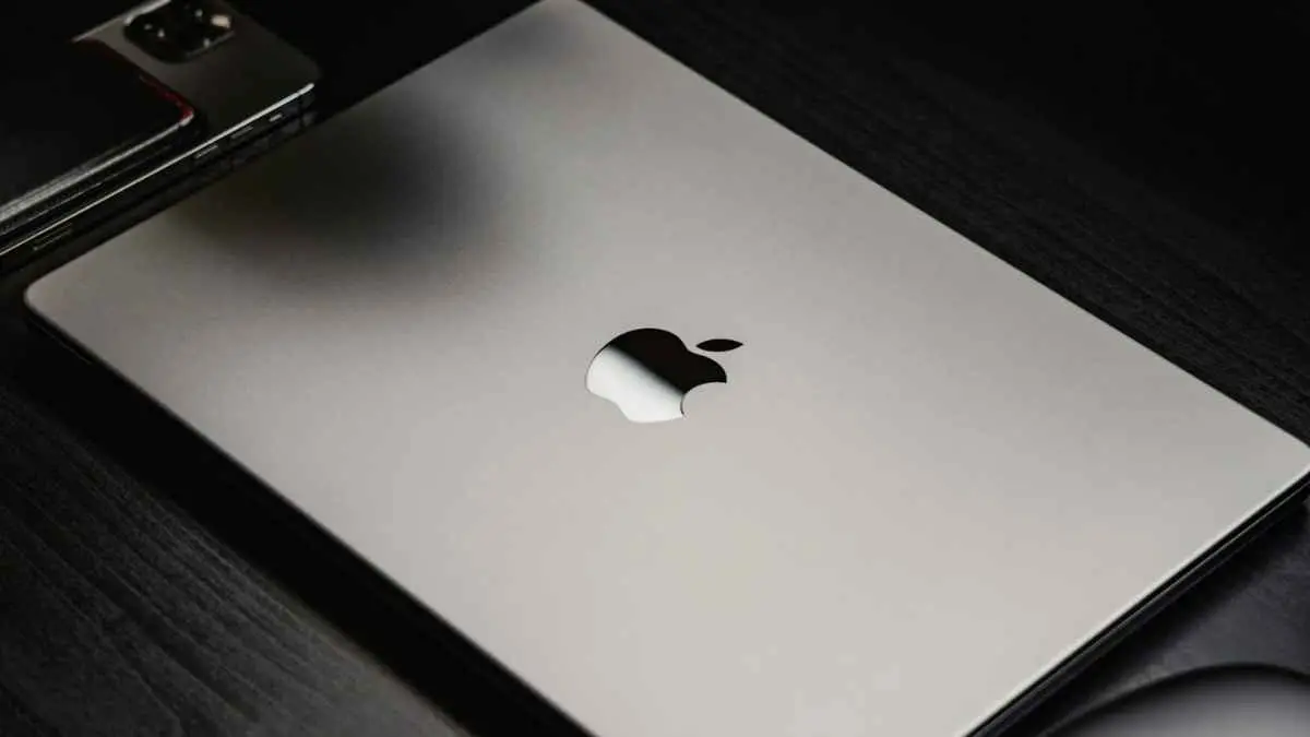 MacBook Pro dikabarkan bakal mendapat perombakan besar. Generasi OLED terbaru disebut membawa bodi lebih tipis, layar sentuh, Dynamic Island, serta chip M5 Pro dan M5 Max. (Omar Al-Ghosson/Unsplash)