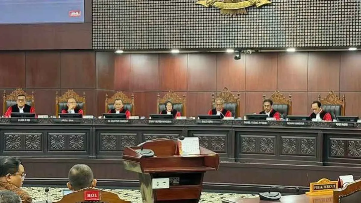 MK menyatakan tidak menemukan bukti meyakinkan bahwa Gibran memiliki ijazah, sertifikat, atau diploma luar negeri yang dapat disetarakan dengan pendidikan minimal SMA. Namun, MK juga menyatakan tidak berwenang mendiskualifikasi Gibran dari jabatan Wakil Presiden melalui perkara tersebut. (istimewa)