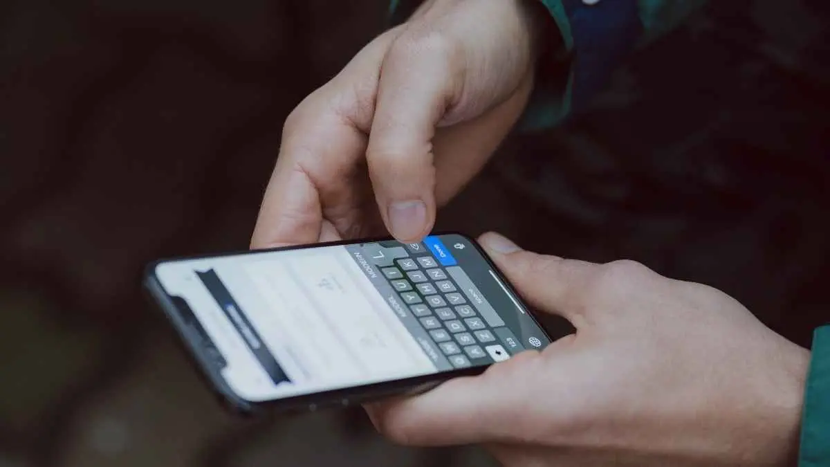 Pernah merasa lebih berani mengetik sesuatu daripada mengatakannya langsung? Ternyata chat memberikan waktu untuk berpikir, mengurangi tekanan dari reaksi lawan bicara, dan membuat sebagian orang merasa lebih aman dalam mengekspresikan diri. (ilustrasi)