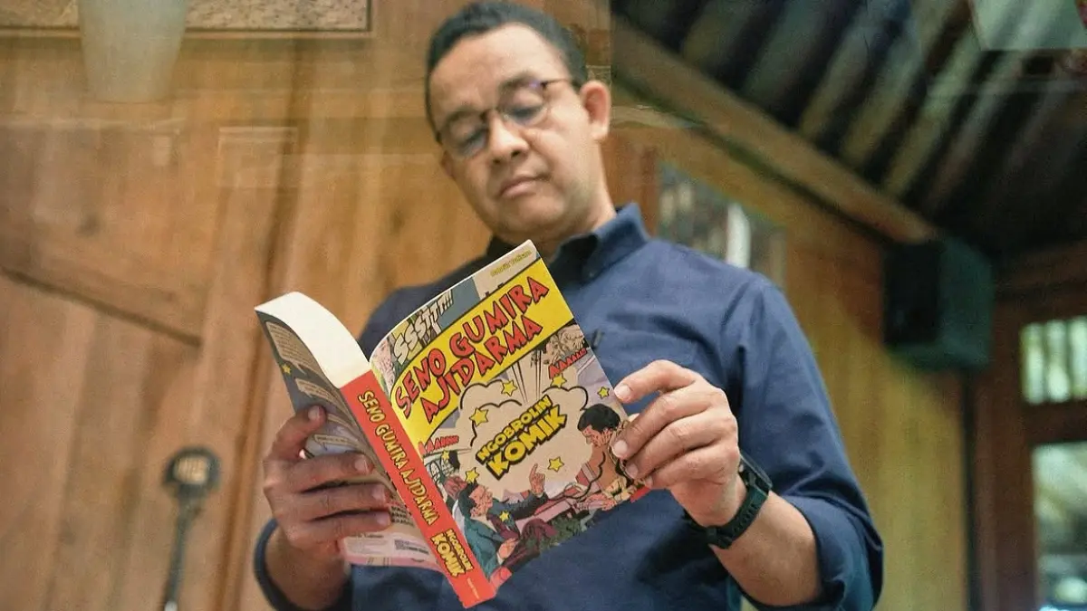 Anies Baswedan tengah membaca salah satu buku koleksinya. (instagram.com/ aniesbaswedan)