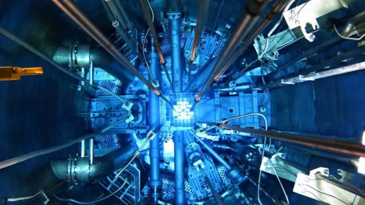 Kilatan cahaya biru yang ditangkap oleh sensor teleskop saat neutrino berbenturan dengan molekul air laut. (istimewa)
