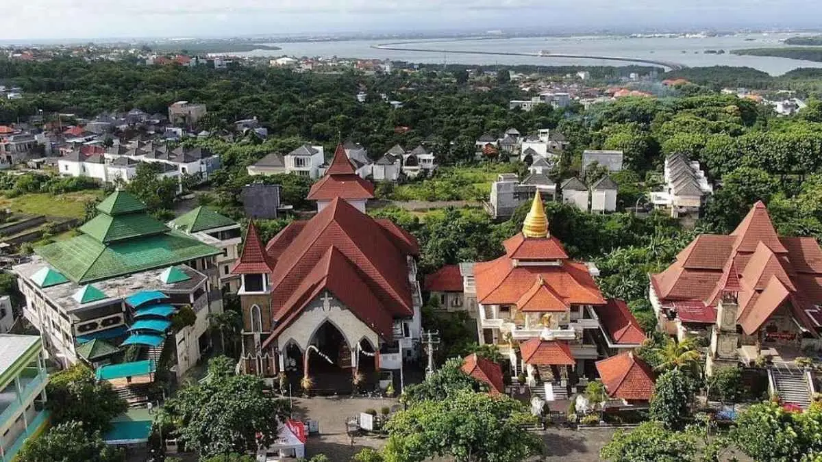 Lima rumah ibadah dari agama berbeda berdiri berdampingan di Puja Mandala, Nusa Dua, Bali. Kompleks ini bukan hanya menjadi pusat peribadatan, tetapi juga memperlihatkan bagaimana perbedaan dapat hidup berdampingan dengan sikap saling menghormati. (instagram.com/garudainfrastructure)