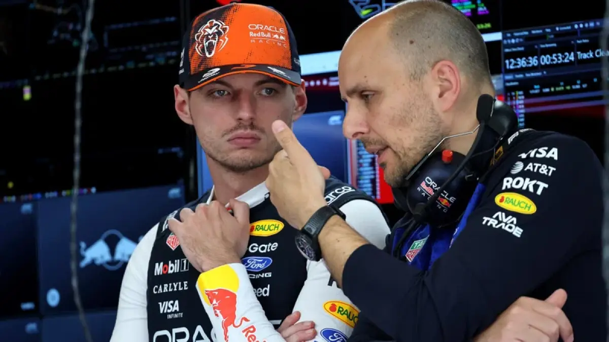 Max Verstappen bersama Gianpiero Lambiase saat menjalankan tugas bersama Red Bull Racing. Tom Hart akan mengambil alih komunikasi sebagai race engineer Verstappen dalam tiga seri Formula 1 berikutnya, dimulai dari GP Amerika Serikat di Austin. (XPB Images)
