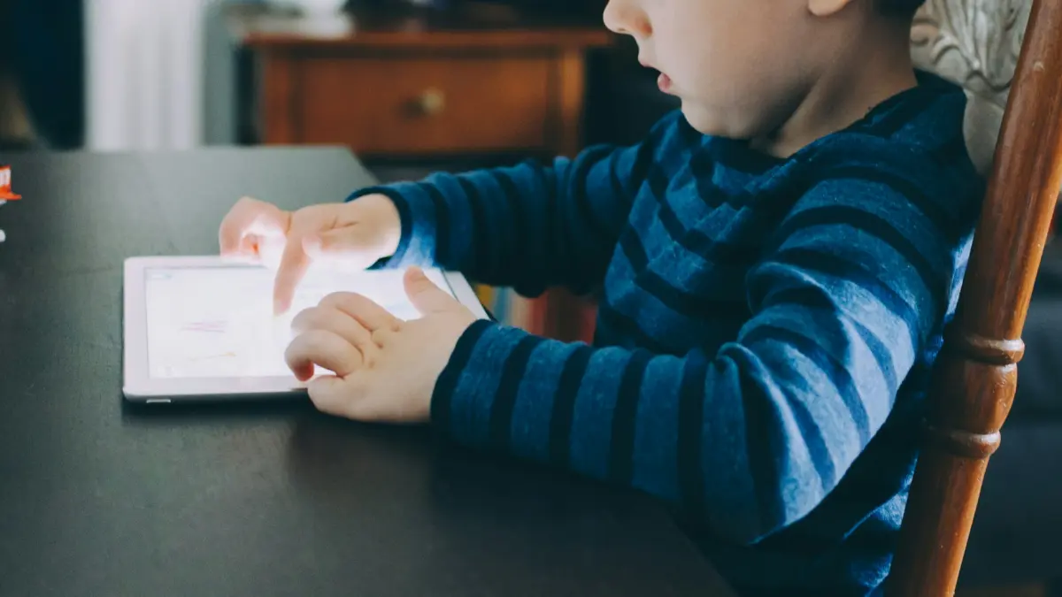 ilustrasi saat anak sedang screen time. (unsplash.com/ kelly sikkema)