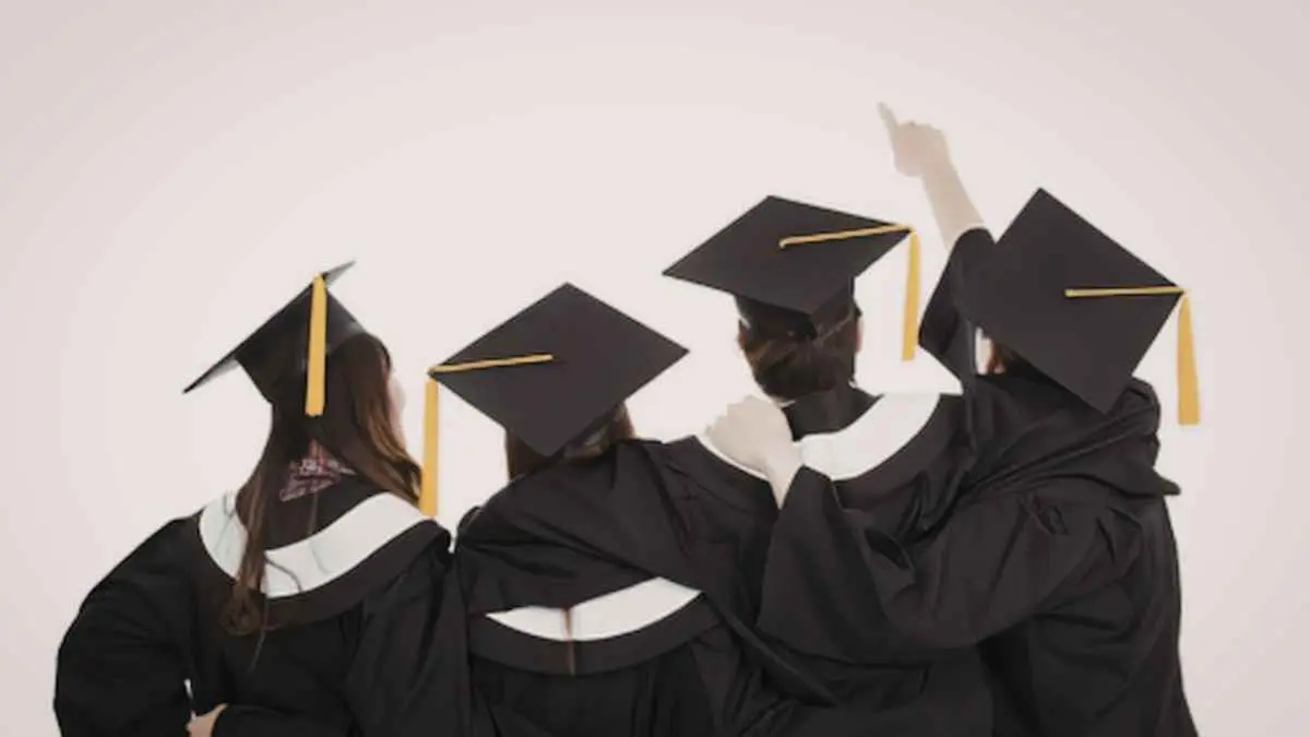 Bukan Cuma Pakai Toga, Graduation Era Jadi Cara Gen Z Merayakan Kelulusan dengan Gaya Personal