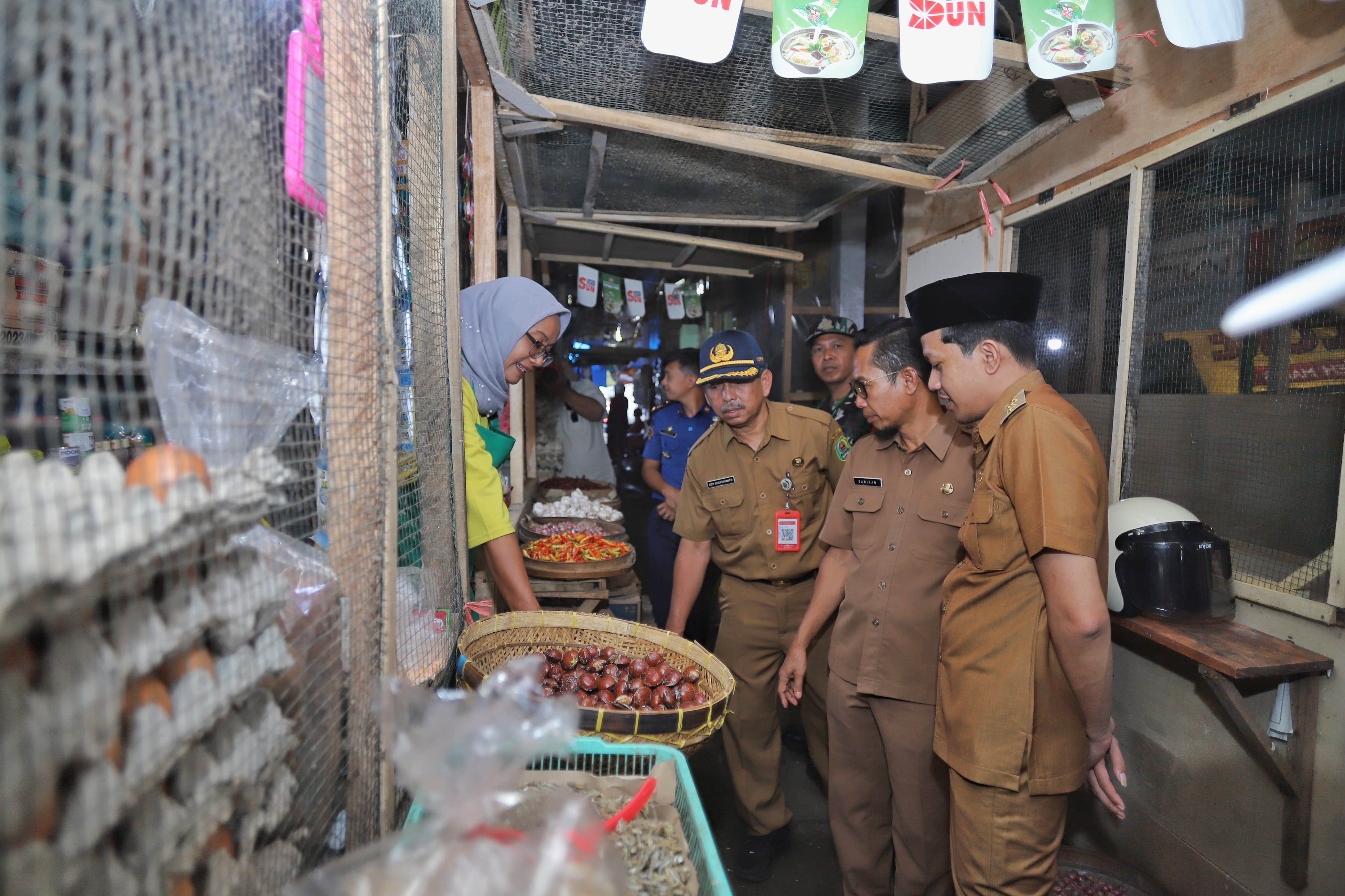 Wabup Trenggalek meninjau langsung kondisi bahan pokok di Pasar Basah. (Prokopim TGX)