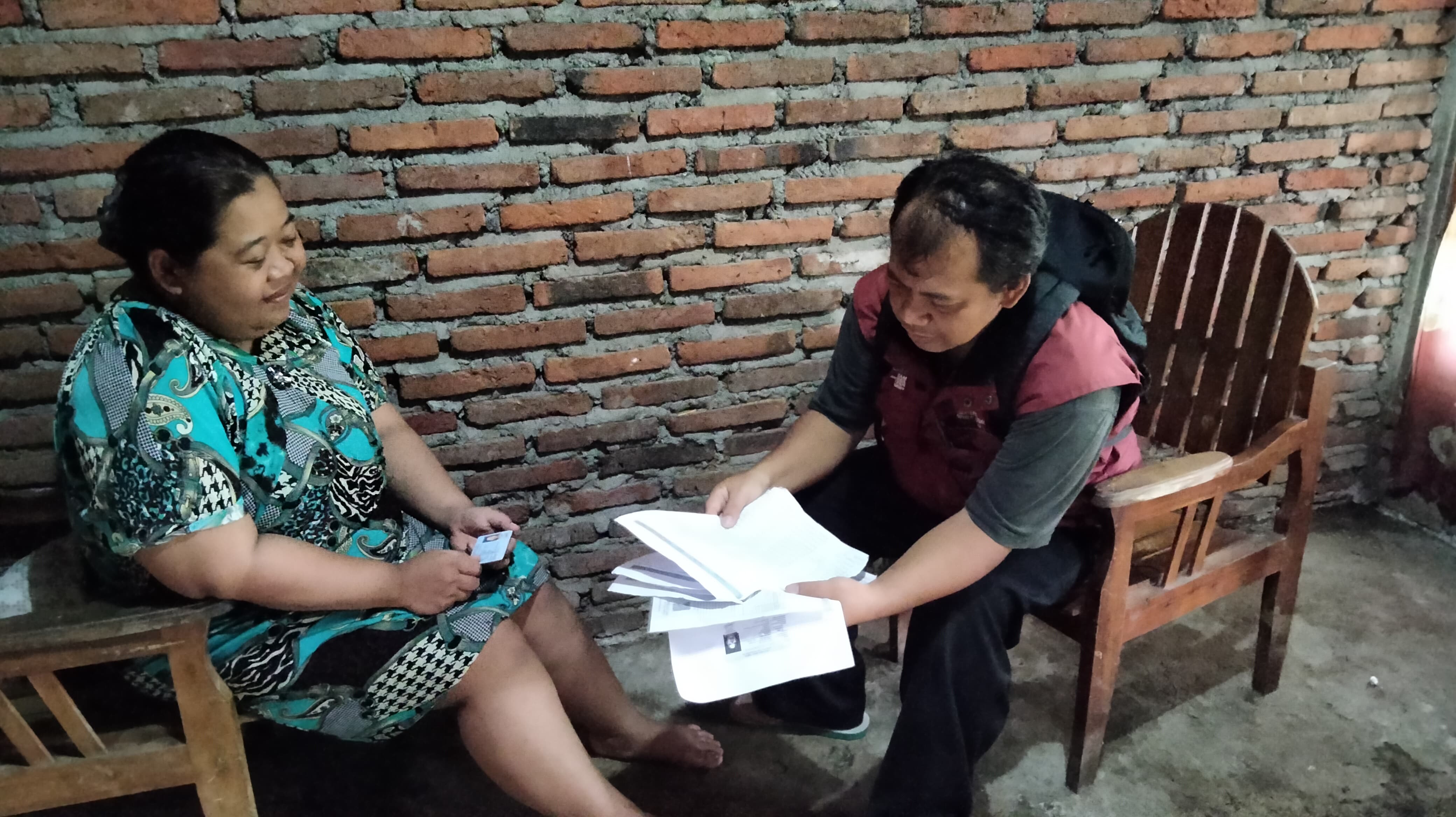MEMENUHI SYARAT : SDM PKH mengecek kelengkapan salah seorang penerima manfaat