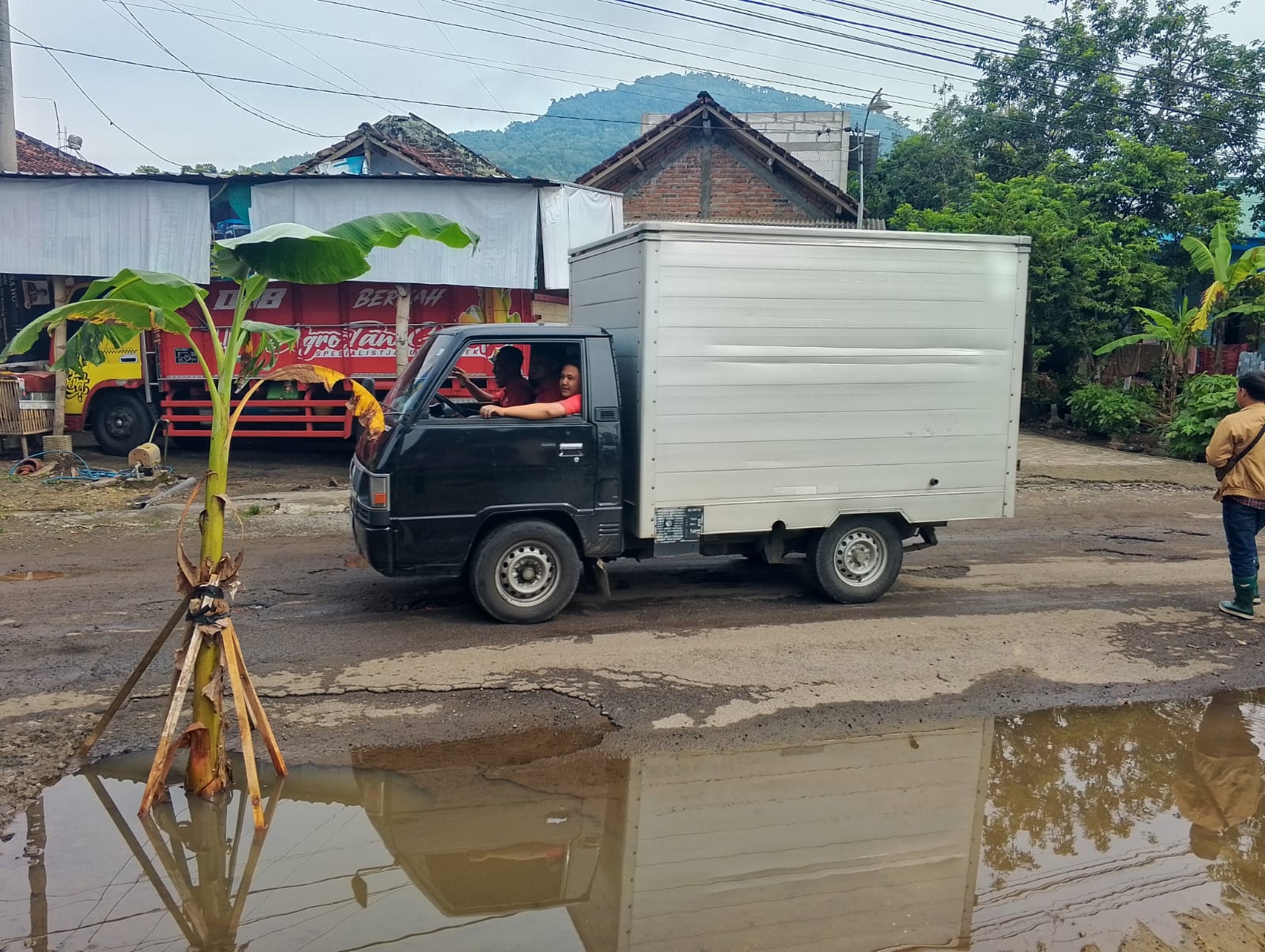 Kondisi salah satu jalan yang memerlukan pembenahan.