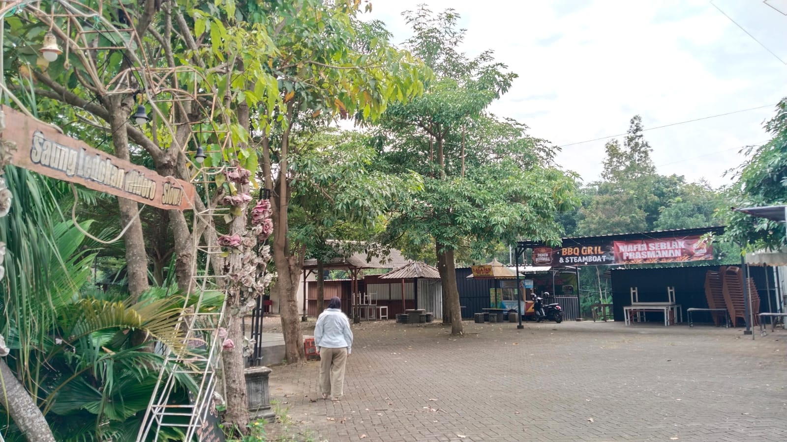 LENGANG : Suasana sepi di Saung Ledokan Widoro yang sudah tiga tahun sepi pengunjung, hanya dua pedagang yang masih aktif berjualan.