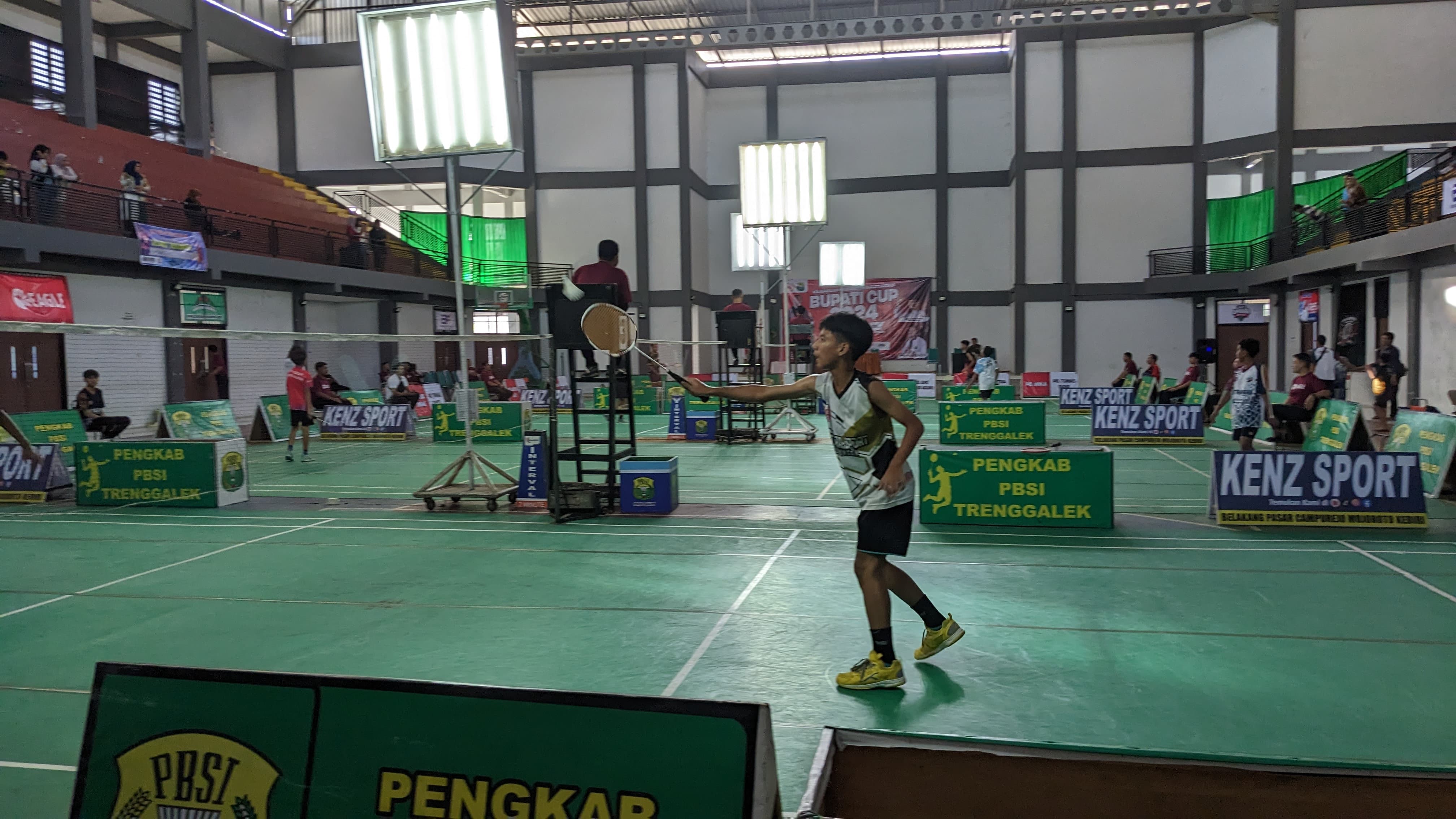 SEMPAT BERHENTI : Event bulu tangkis yang diselenggarakan di Gor Gajah Putih yang ternyata tidak efektif karena angin terlalu kencang
