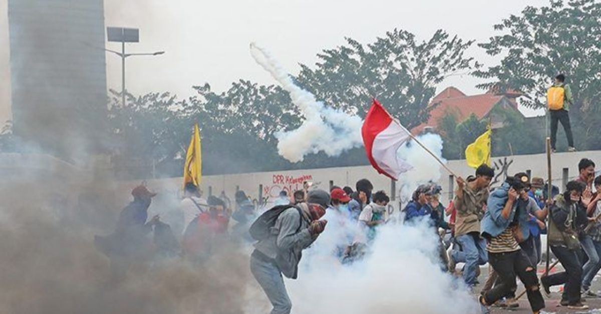 Momen pembubaran demonstran dengan gas air mata.