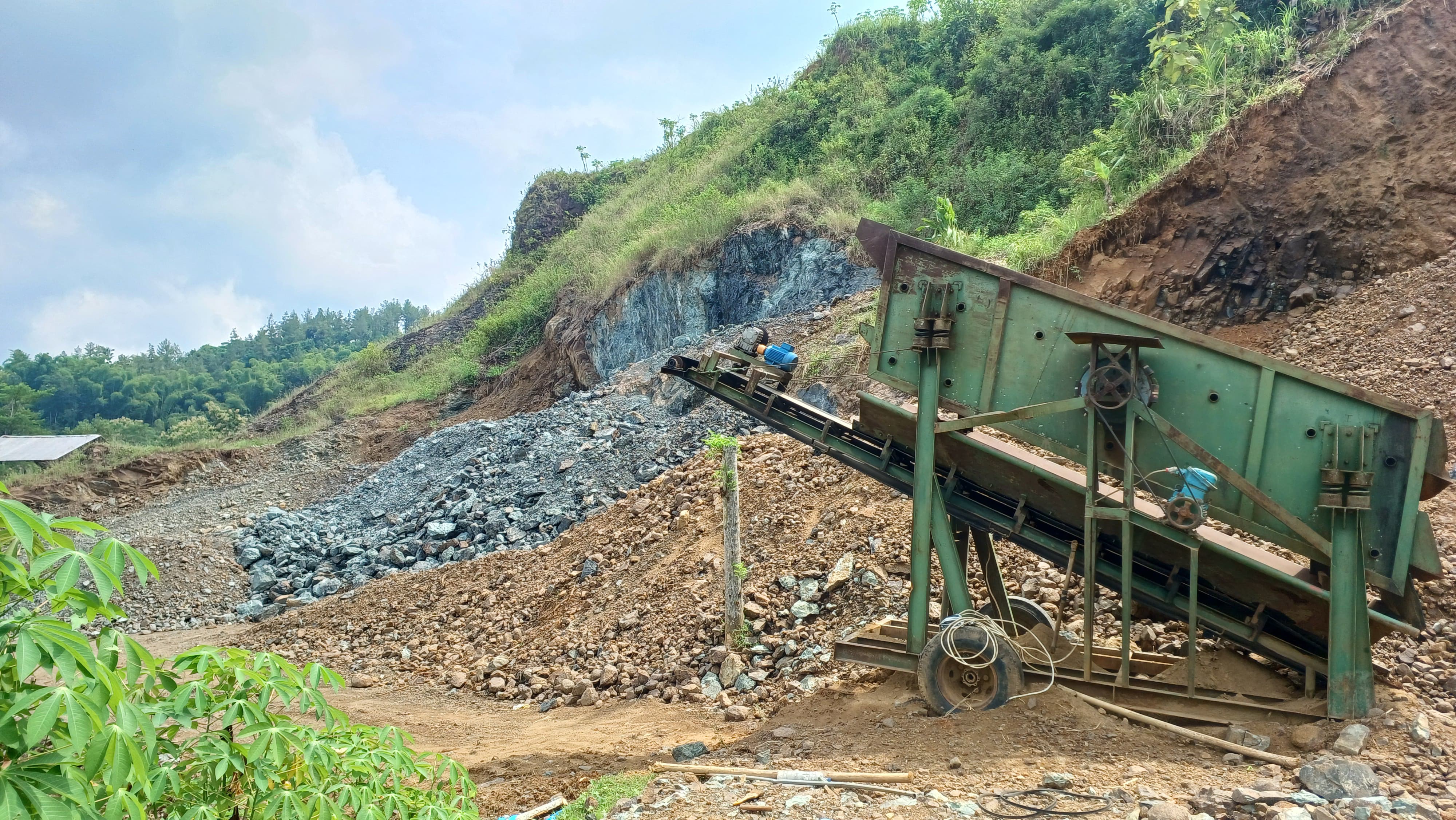Tambang ilegal galian C di Kecamatan Tugu yang ditutup sementara.