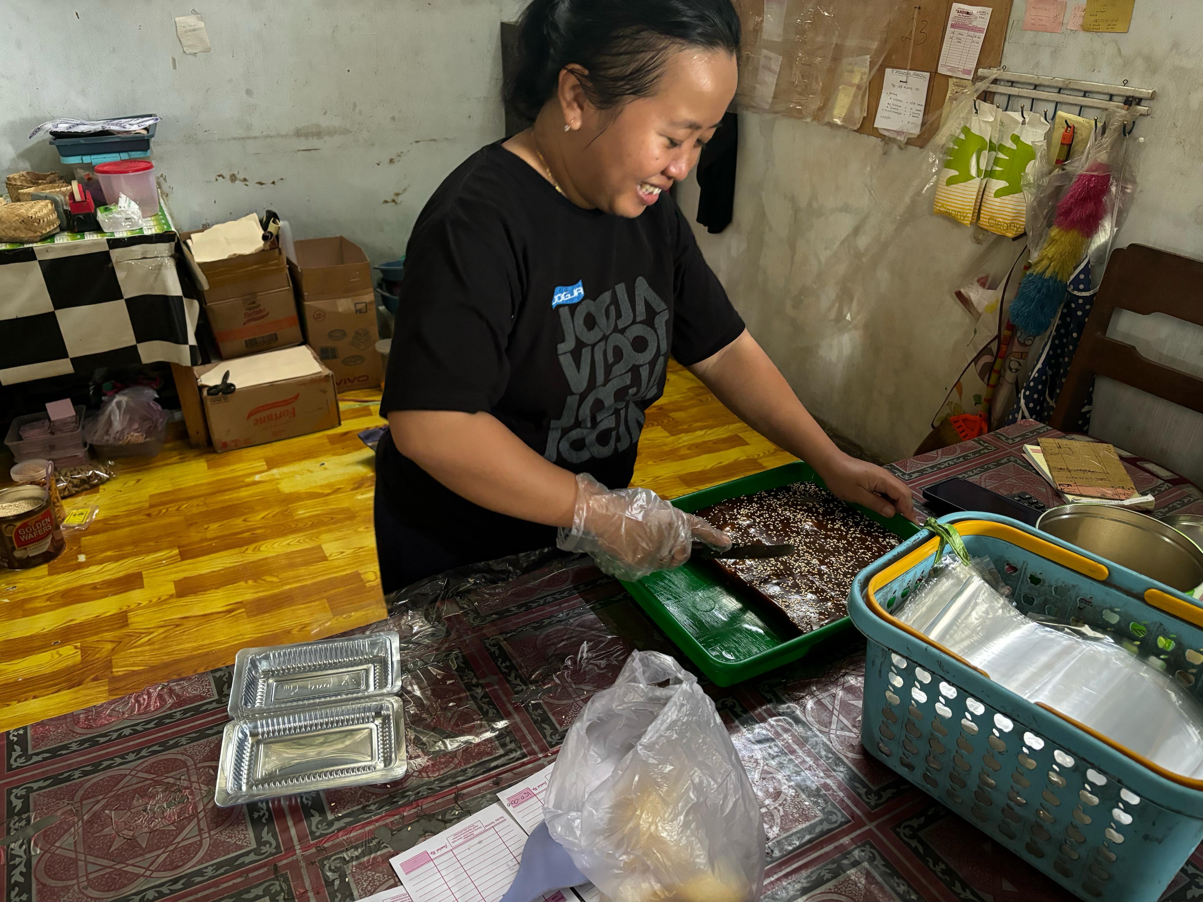 Para pegawai membungkus jenang yang mengalami kenaikan pembeli jelang lebaran