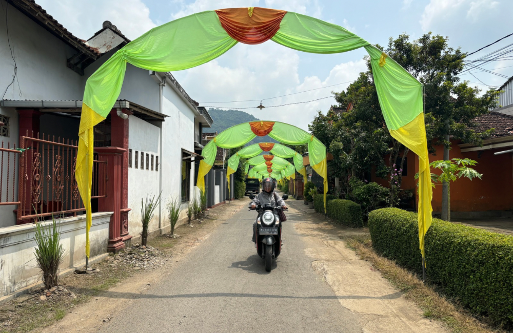 Warga Durenan semarakkan Lebaran dengan hiasan warna-warni, mempererat kebersamaan dan tradisi tahunan.