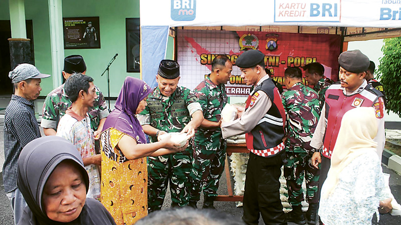 Warga kurang mampu di sekitar Makodim Trenggalek menerima beras zakat kemarin.