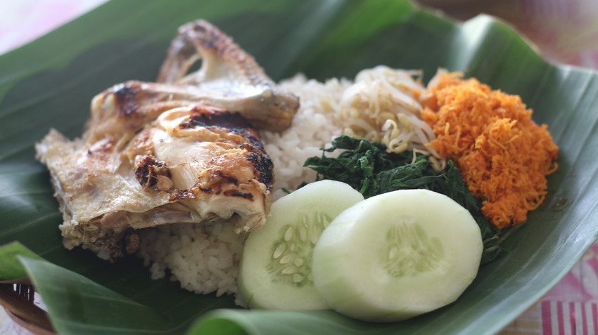 Kuliner khas ayam lodho yang disajikan tanpa kuah