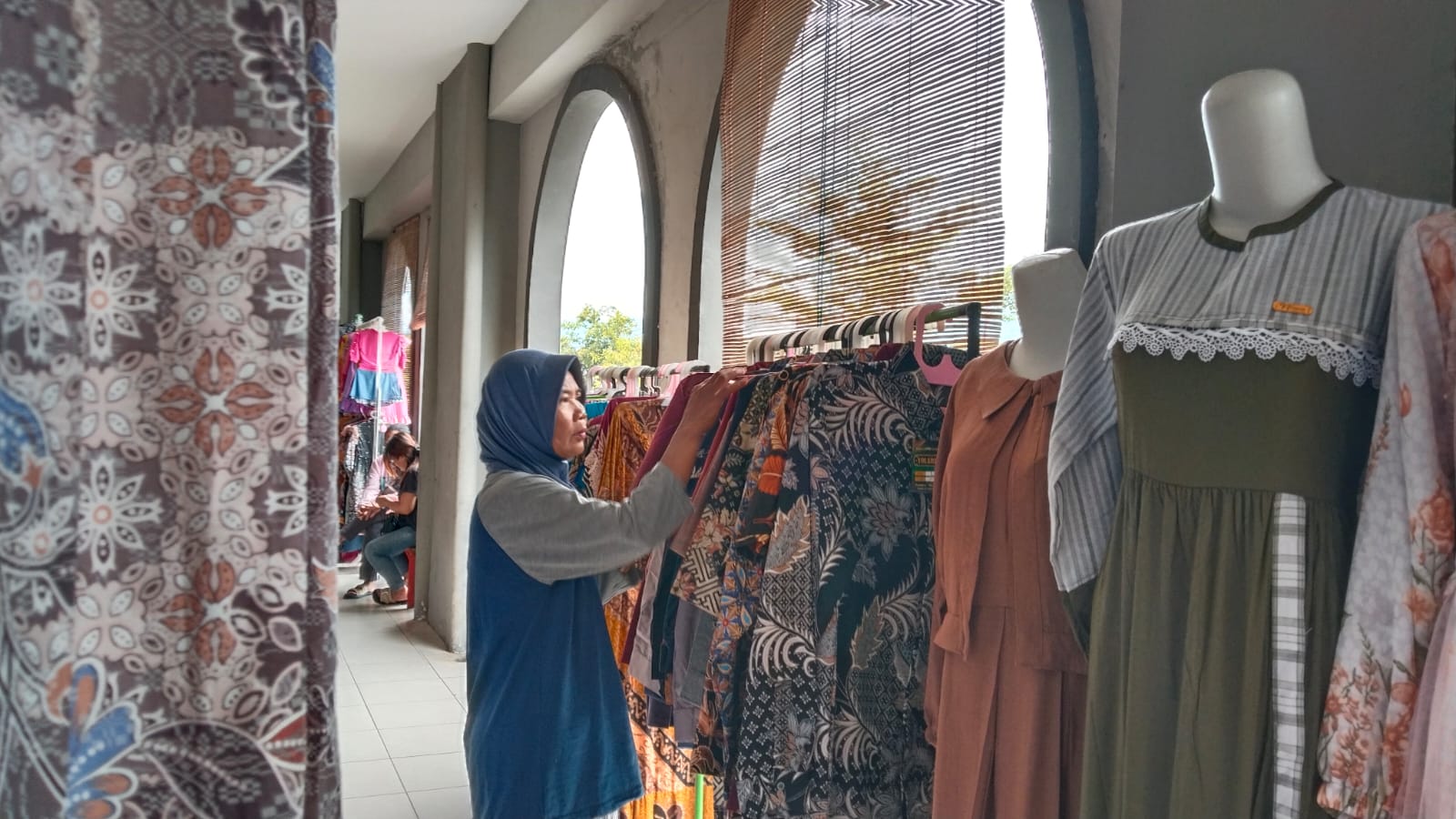 Salah seorang pedagang pakaian di Pasar Pon Trenggalek ungkap sepi pembeli jelang lebaran. Dalam sehari dirinya hanya mendapatkan satu potong kain bahkan tidak sama sekali.