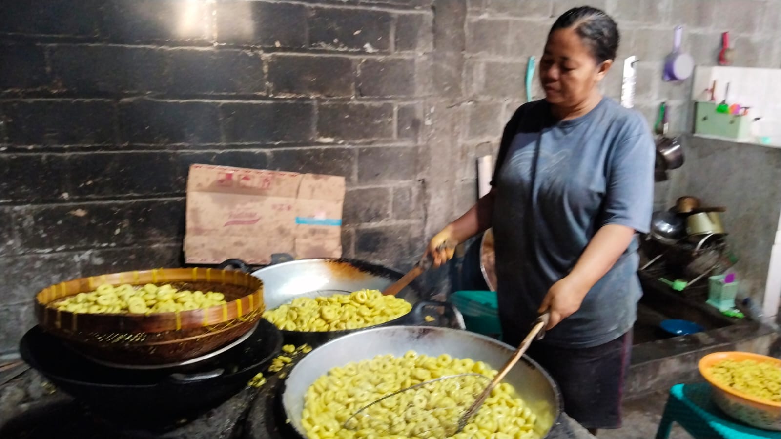 Seorang pegawai sedang menggoreng alen-alen yang setiap hari bisa mencapai 120 kwintal jelang lebaran