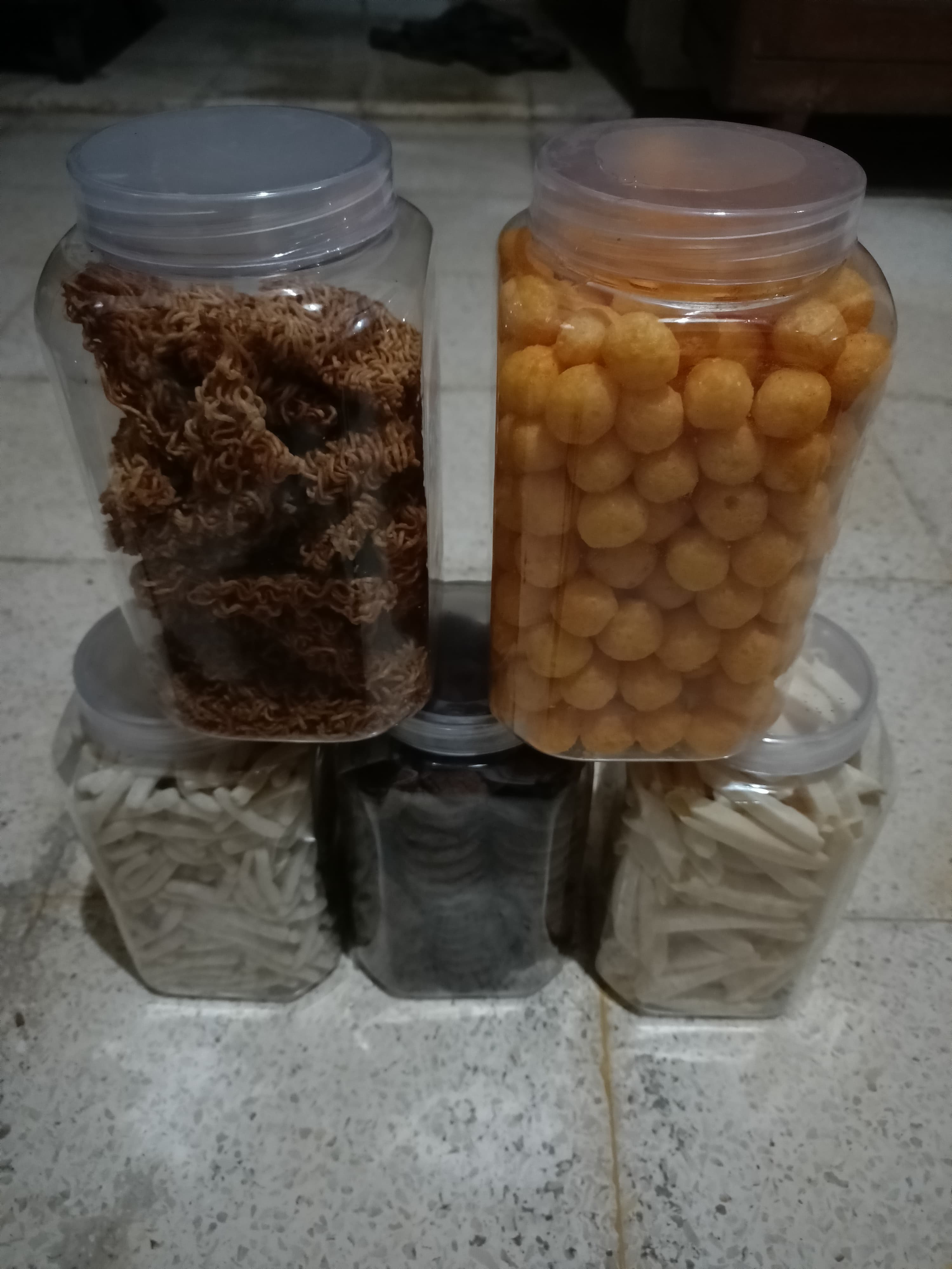 NIKMAT: Ada beragam jenis kue lebaran yang disuguhkan.