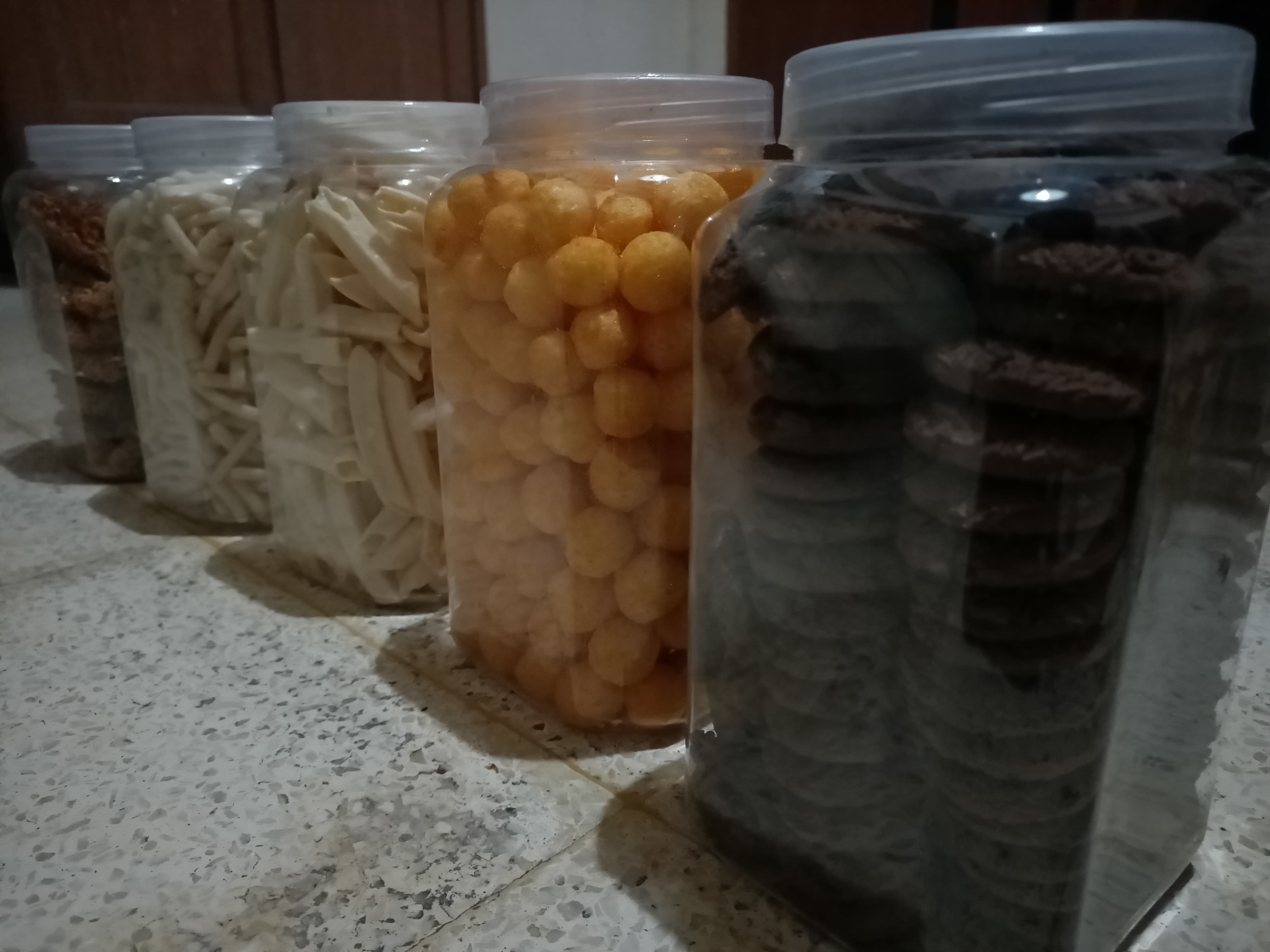 BANYAK PILIHAN: Berbagai jenis kue lebaran disajikan.
