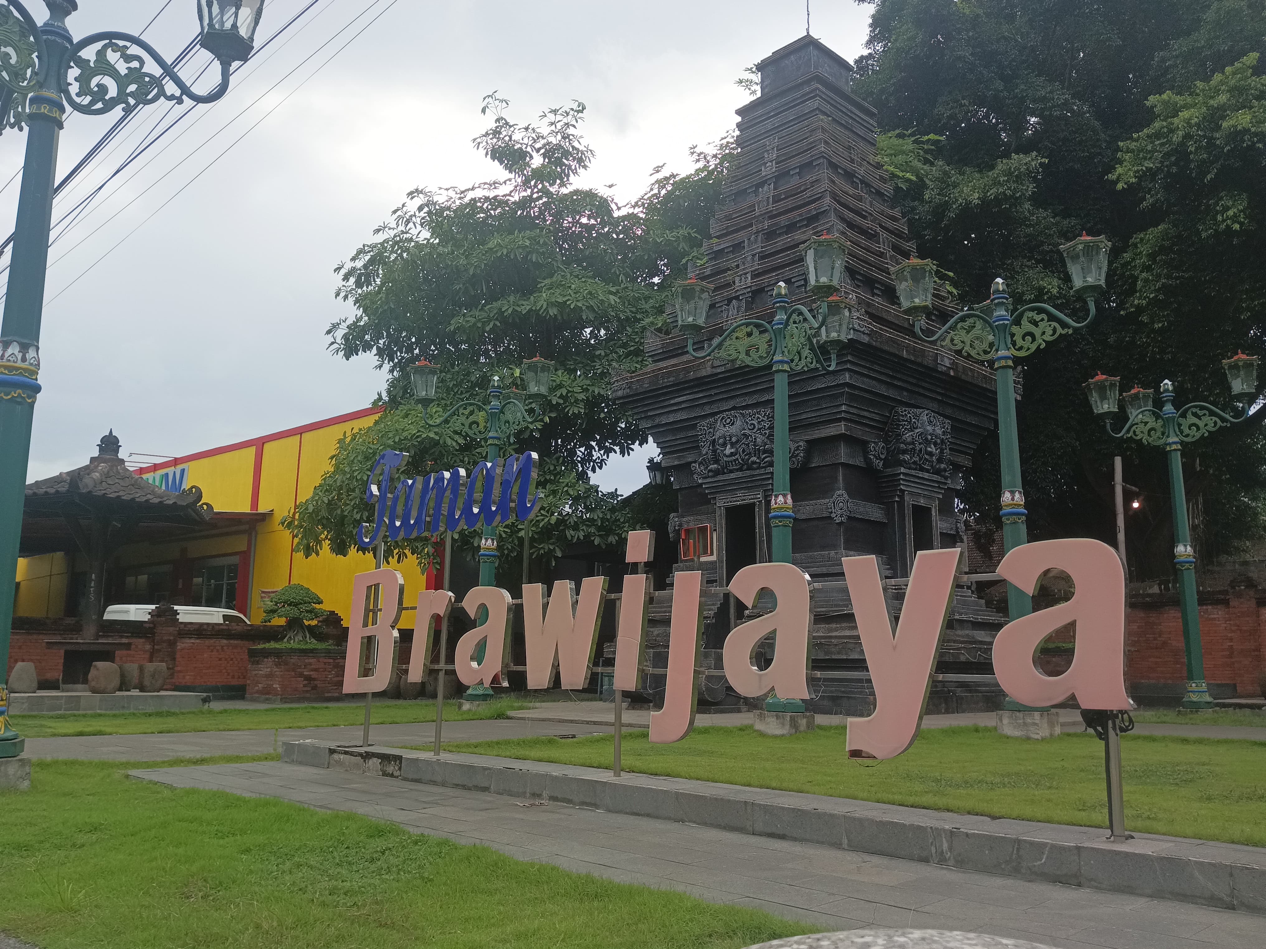 ELOK: Taman Brawijaya sempat beberapa kali ganti nama. Dulu bangunan ini dikenal dengan candi pesing.