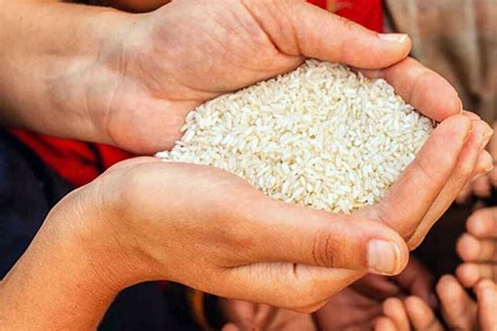Secara tradisional zakat fitrah menggunakan makanan pokok. Namun, sebagian negara melakukan uang sebagai zakat fitrah. Bagaimana hukum serta perhitungannya.