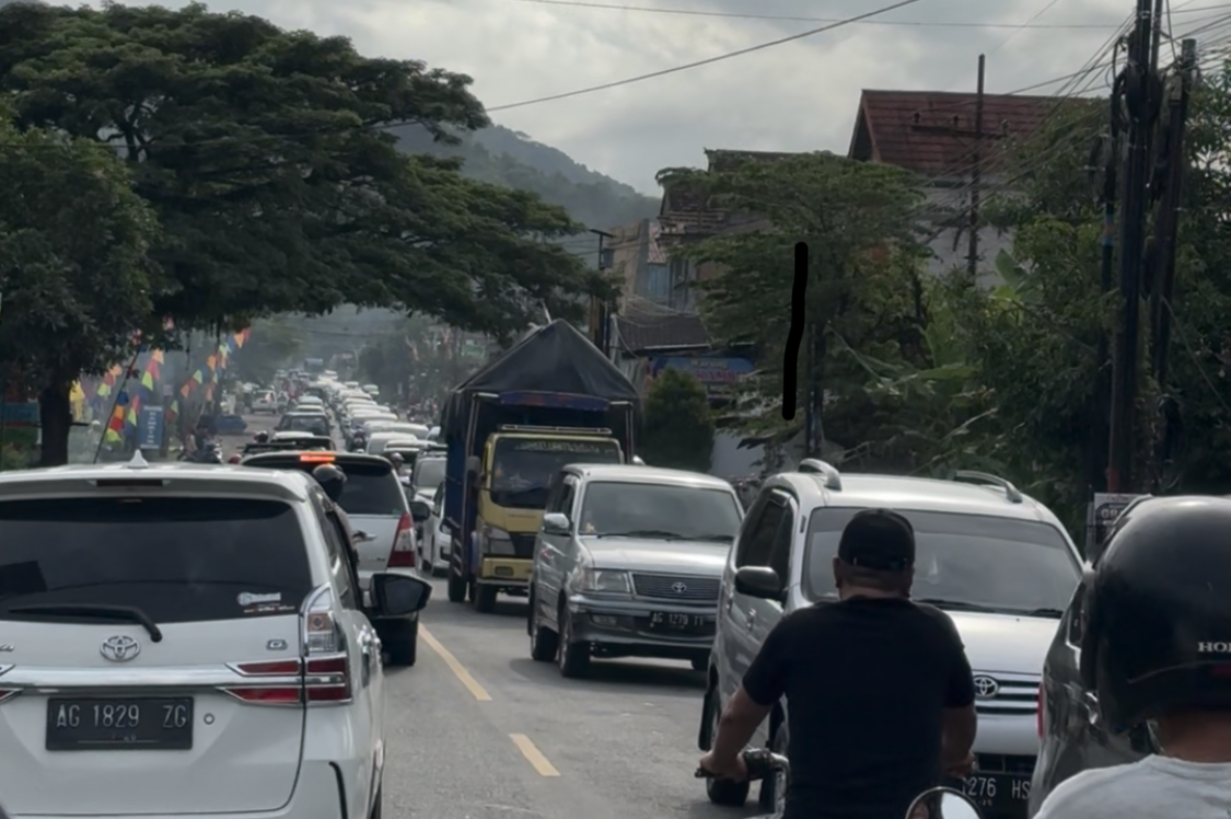 H+1 Lebaran, arus kendaraan Trenggalek-Tulungagung padat merayap. Pengguna jalan diminta bersabar.