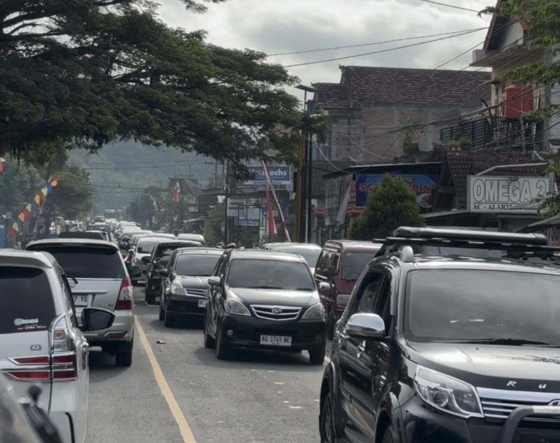 Macet di Jalan Raya Bendo, Pengendara Mulai Beralih ke Jalur Alternatif untuk Hindari Antrean.