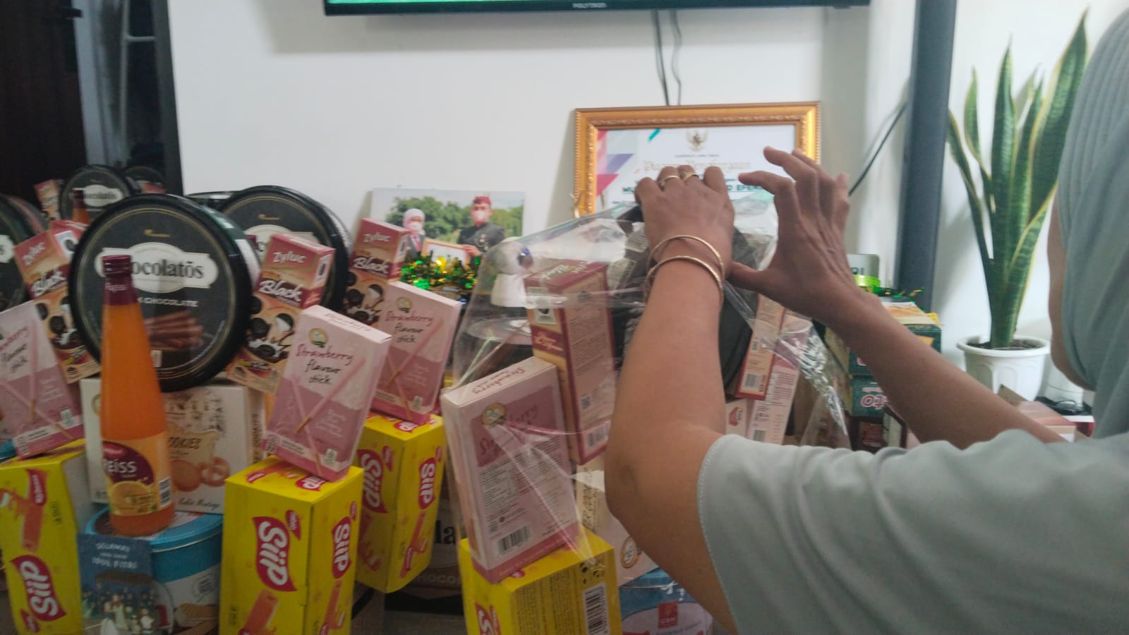 Salah seorang pegawai sedang menata parcel untuk dikirim ke pelanggan. Jelang lebaran pembuatan parcel meningkat drastis