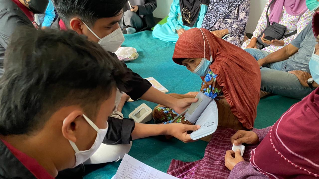 EFEKTIF : Petugas kesehatan sedang memeriksa para pasien dalam cek kesehatan gratis. Mayoritas masyarakat mengalami penyakit hipertensi dan diabetes melitus