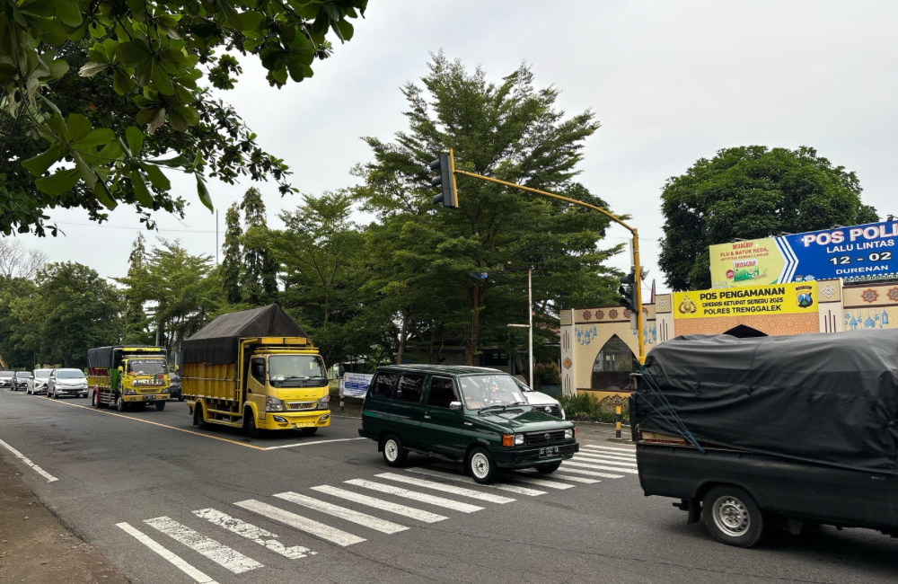 Memasuki H+2 Lebaran, arus lalu lintas di Jalan Raya Durenan, Trenggalek, terpantau landai dan lancar. Meski sempat terjadi peningkatan kendaraan pada hari sebelumnya, kondisi hari ini relatif normal