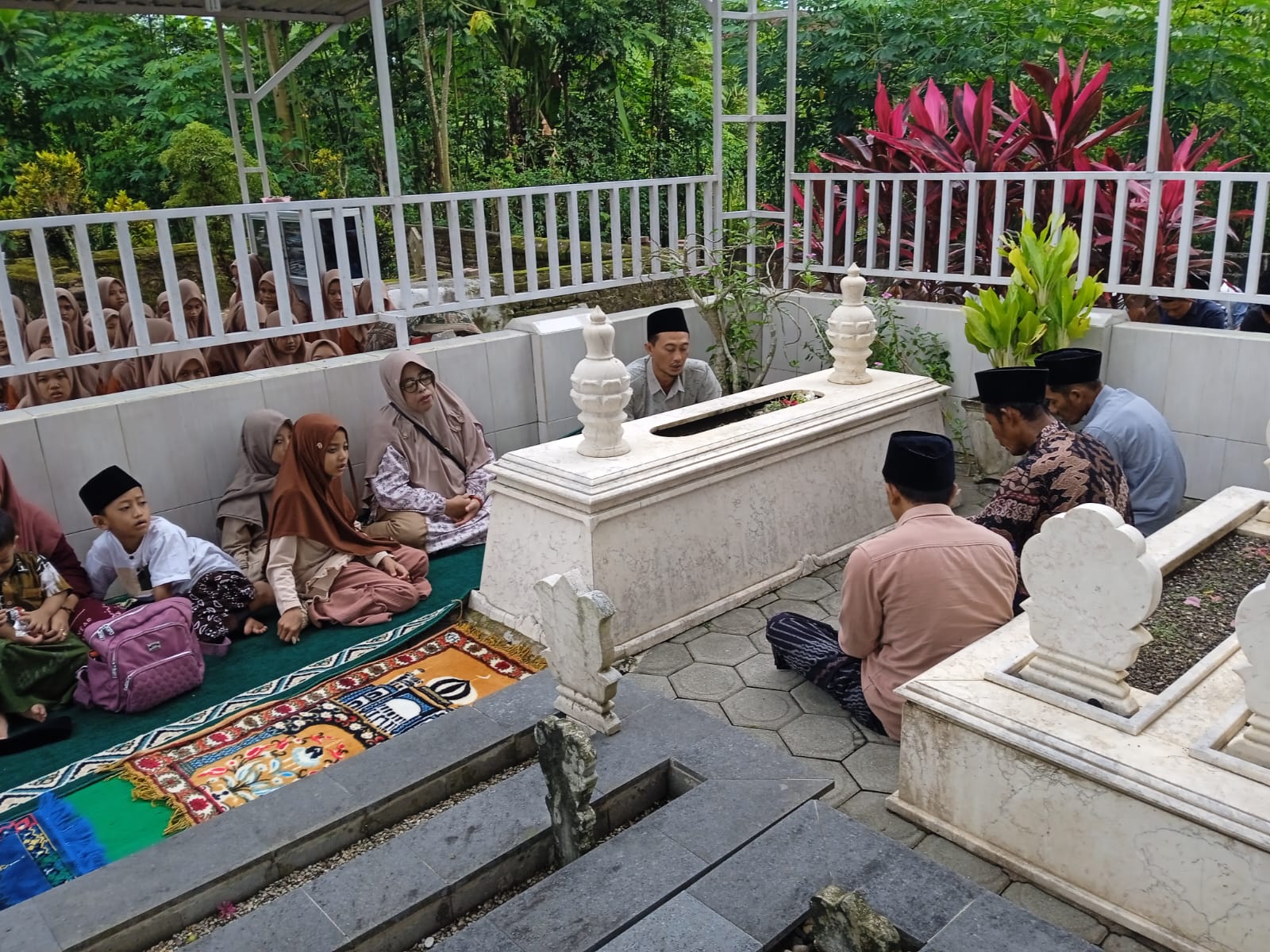 Para peziarah sedang melakukan doa bersama di sekitar makam mbah mesir. Salah seorang tokoh terkenal di Trenggalek yang menyebarkan agama islam.