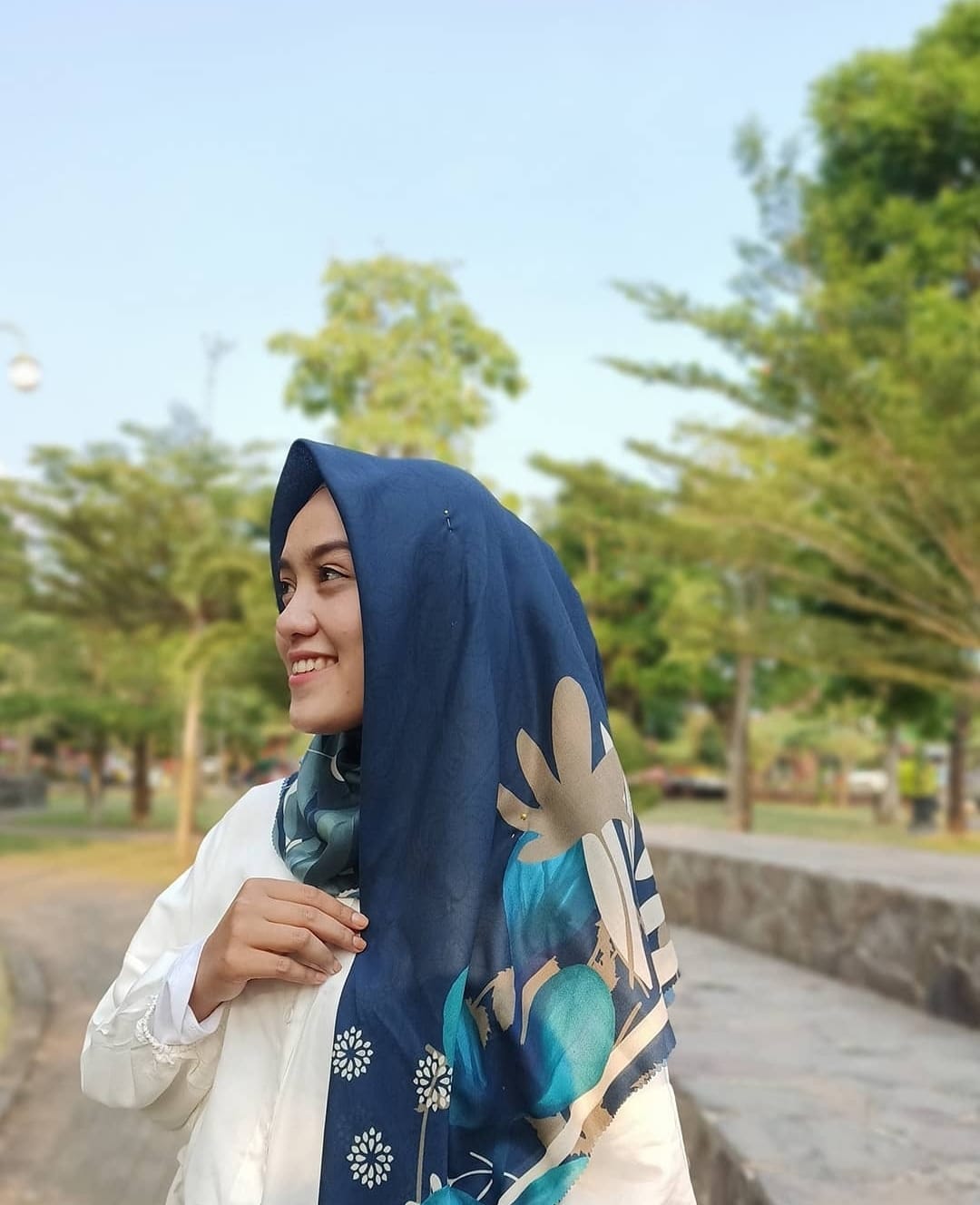 KREATIF : Pemilik hijab printing sedang menunjukkan hijab dengan motif khas trenggalek