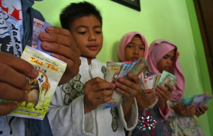 Para anak-anak mendapatkan uang saat lebaran, Tradisi ini menjadi bagian tak terpisahkan saat hari lebaran datang.