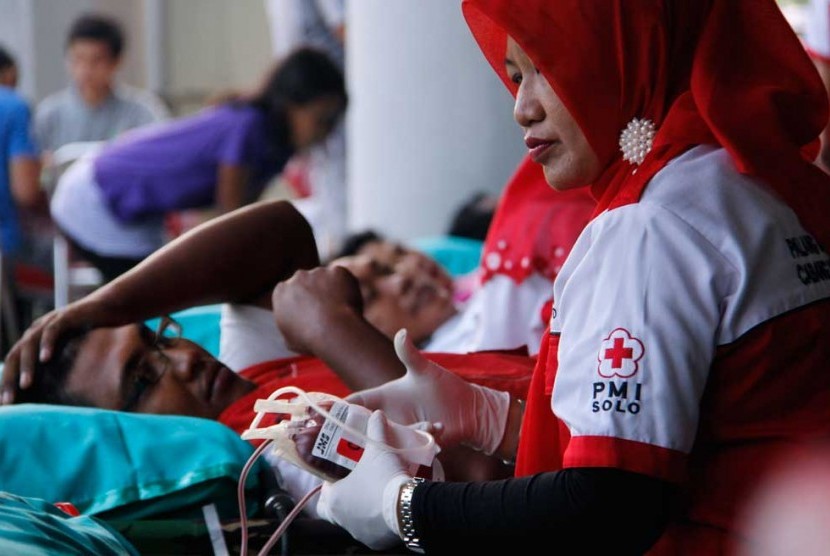 Petugas PMI sedang mengecek para pendonor. Jemput bola terus dilakukan saat stok darah menipis.